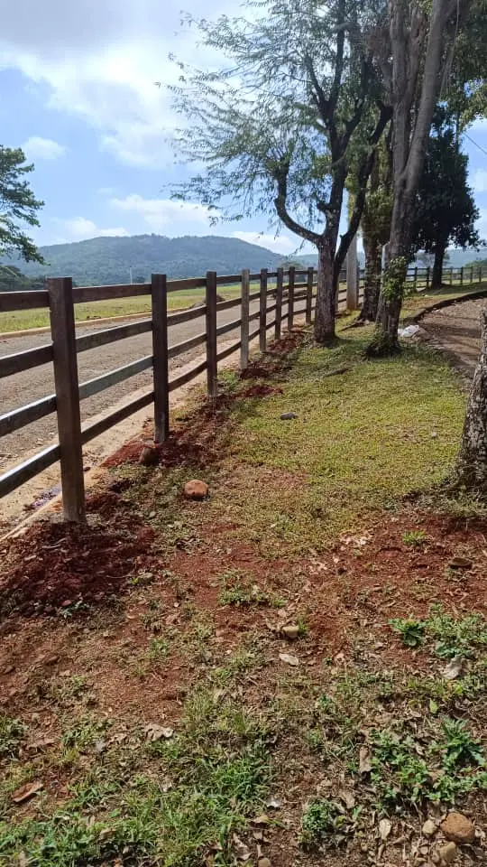Detalle de cerca ejecutada con perfiles reciclados Compec