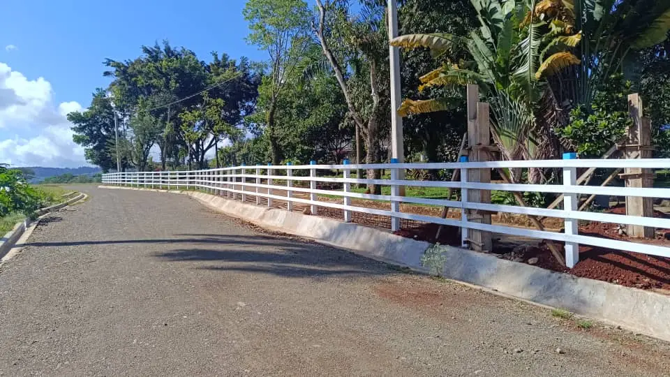 Cerca perimetral con postes y travesaños de madera plástica Compec